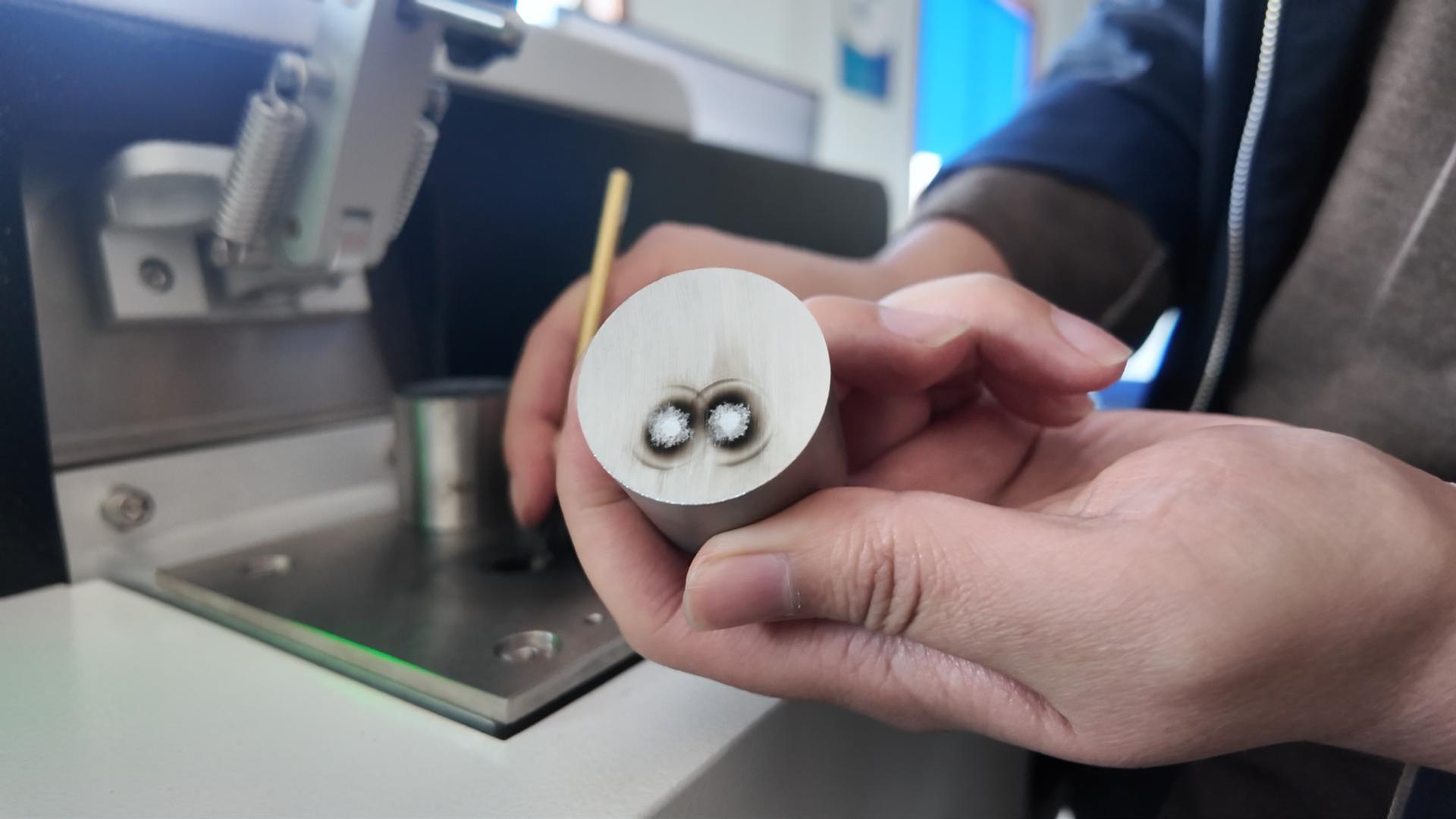 El espectrómetro de emisión óptica W5 es el OES de arco/chispa más avanzado con rendimiento superior.